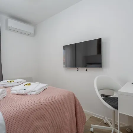 Barbara With Private Pool Appartamento Malinska