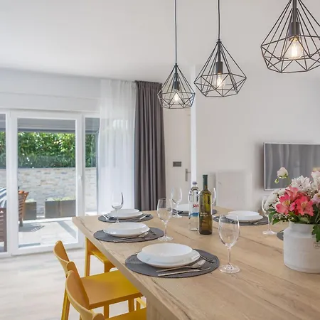 Barbara With Private Pool Appartement Malinska